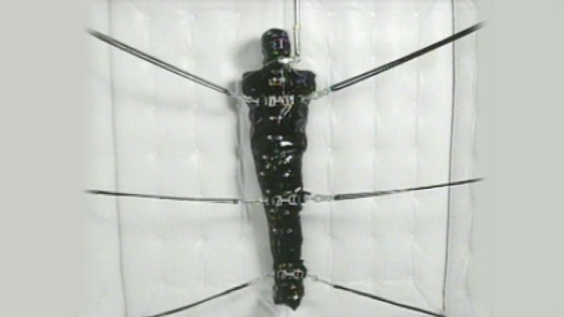 Stillframe del video de música "Pinion" - Nine Inch Nails, dirección Eric Goode y Serge Becker, 1992