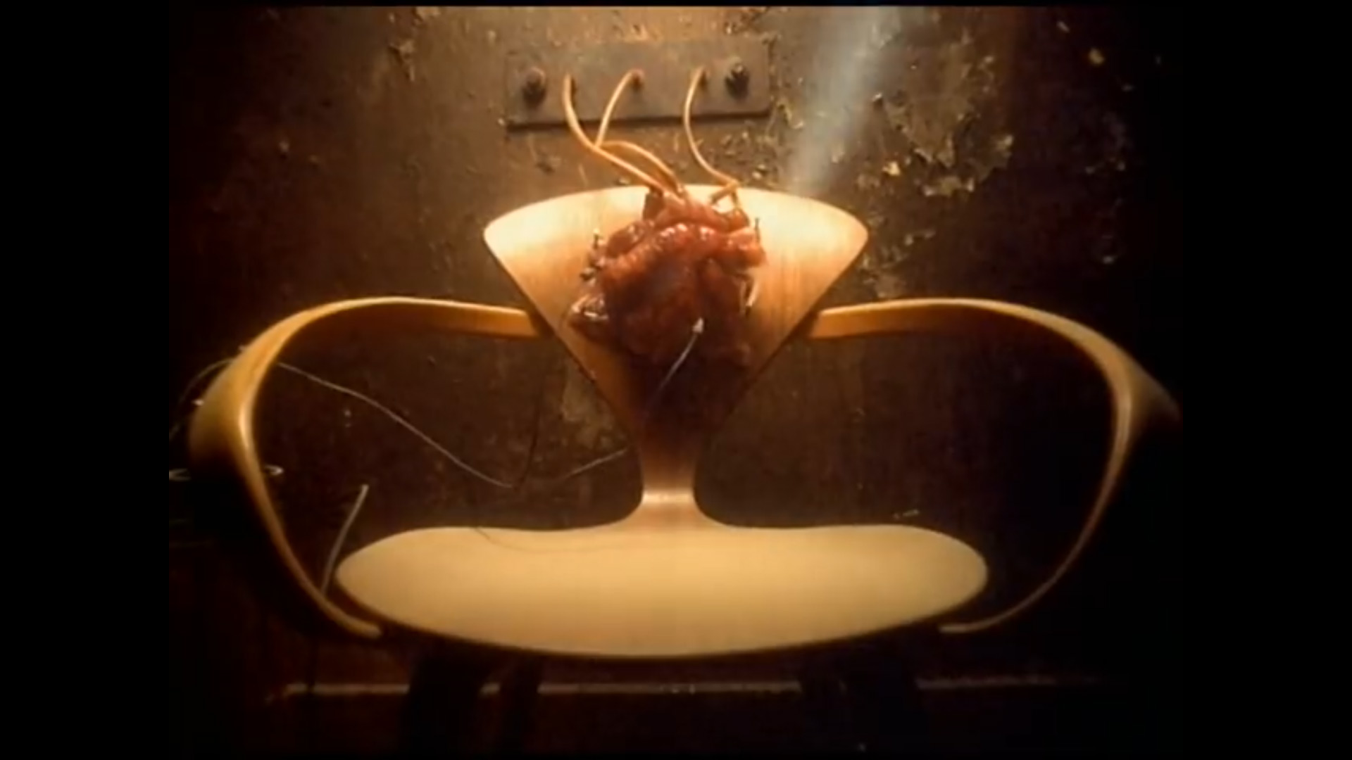 Stillframe del video de música "Closer" - Nine Inch Nails, dirección Mark Romanek, 1994